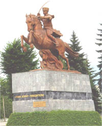 Памятник воинам 115-й Кавдивизии, сооруженный к 60-летию Победы - 9 мая 2005 года, скульптор М.Х. Тхакумашев