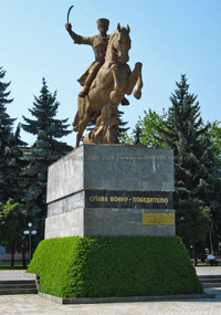 Новый памятник воинам 115-й Кавдивизии, сооруженный к 60-летию Победы - 9 мая 2005 года, скульптор М.Х. Тхакумашев