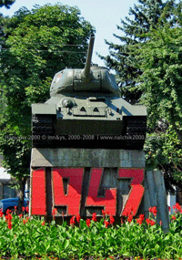 Памятник освободителям города от фашистов в 1943 году. Фото: Е. Монина, 1977 г. Опубликовано в издании: «Нальчик». Набор открыток. Турист, Москва, 1977